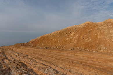 宽阔的泥土坡道