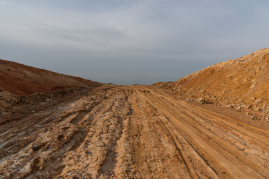 宽阔的泥土坡道
