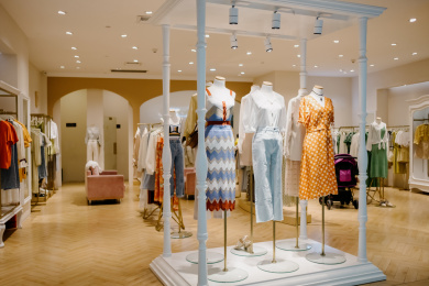 商场内时装店 衣服