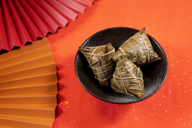 红色背景上碗里的粽子