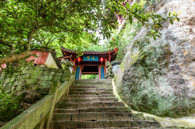 中国浙江杭州建德大慈岩江南悬空寺天门 