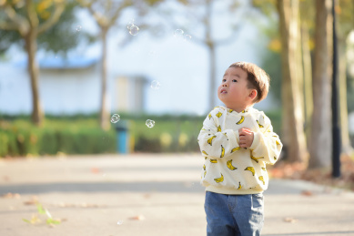 小男孩在公园玩耍