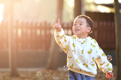 小男孩在公园玩耍