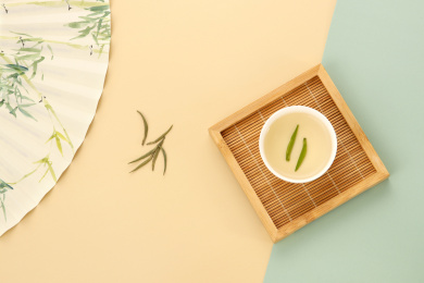 纯色背景上的绿茶