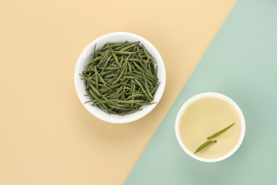 纯色背景上的绿茶