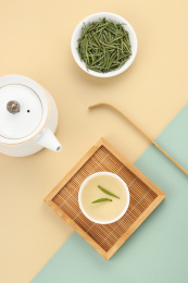 纯色背景上的绿茶