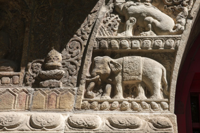 金刚宝座塔券门上“六拏具”，此为大象