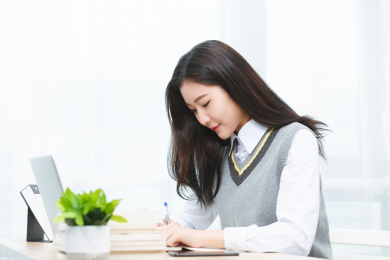 正在使用网络上课的亚洲女学生