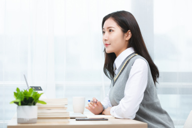 正在使用网络上课的亚洲女学生