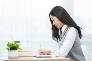 正在使用网络上课的亚洲女学生