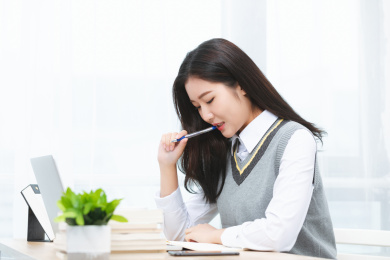 正在使用网络上课的亚洲女学生