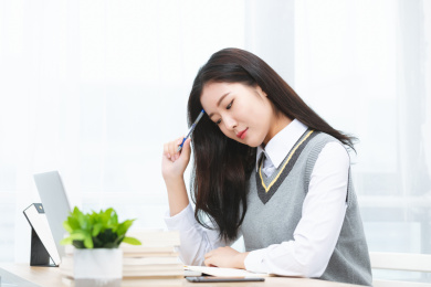 正在使用网络上课的亚洲女学生