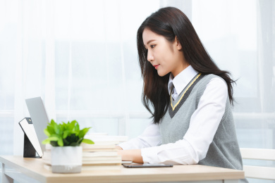 正在使用网络上课的亚洲女学生