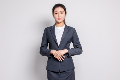 灰色背景里 身穿西服的美丽商务女士