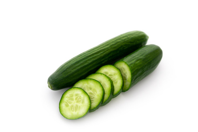 摆放在白色背景上,切开的青瓜