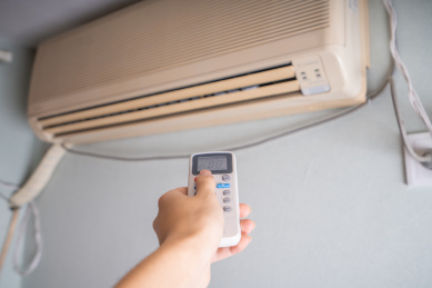 手拿遥控器开空调概念