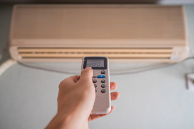 手拿遥控器开空调概念