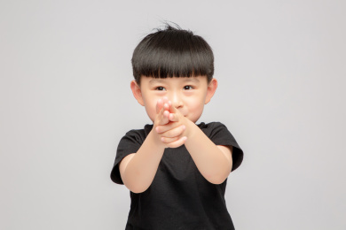 灰色背景里的亚洲小男孩