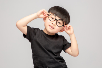 灰色背景里的亚洲小男孩