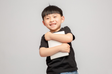 灰色背景里的亚洲小男孩