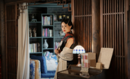 穿着旗袍的女人站在古宅里