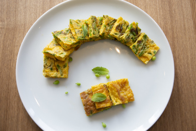 木质桌上一盘金雀花煎蛋