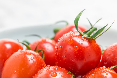 白色背景中的圣女果特写