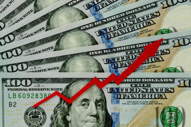 一个红色向上的箭头放在美元纸币上