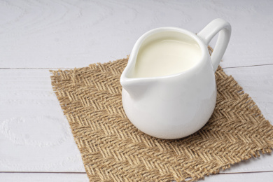 放在白色牛奶杯里的新鲜牛奶