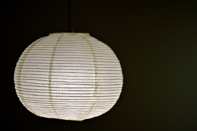 黑夜里的白色日式纸灯笼