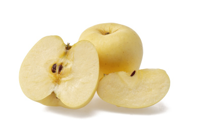 放在白背景上的美味黄苹果和苹果切块