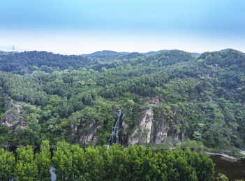 航拍春天北京郊区怀柔山水风光