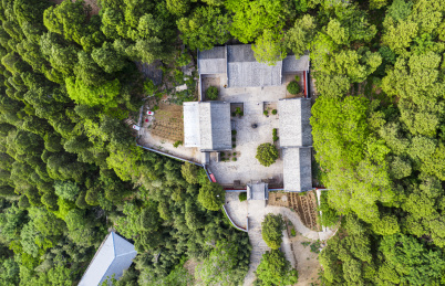 航拍春天北京郊区怀柔群山环抱中的村庄