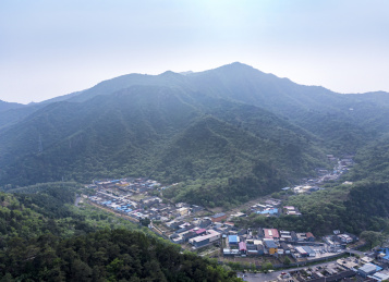 航拍春天北京郊区怀柔群山环抱中的村庄