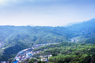 航拍春天北京郊区怀柔群山环抱中的村庄