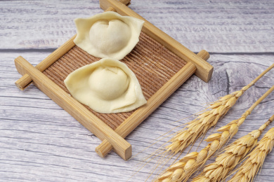 放在小竹板上刚包好的小馄饨