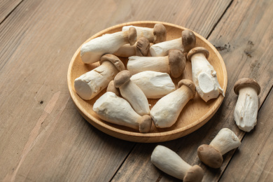 新鲜采摘的迷你杏鲍菇真菌