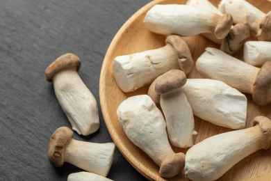 新鲜采摘的迷你杏鲍菇真菌