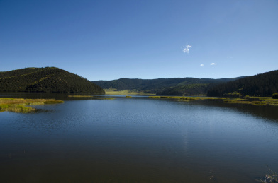 香格里拉普达措国家公园属都湖风光