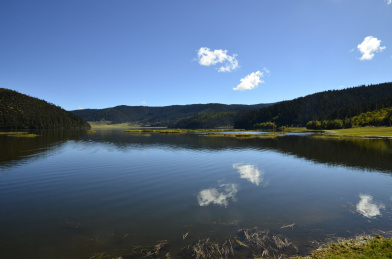 香格里拉普达措国家公园属都湖风光