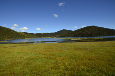 香格里拉普达措国家公园属都湖风光