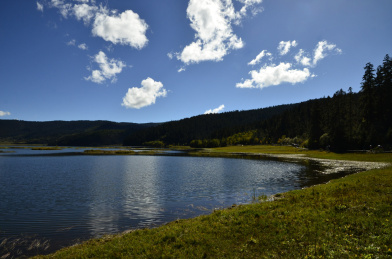 香格里拉普达措国家公园属都湖风光