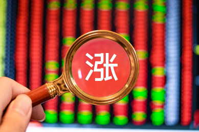 微缩商务人士增长概念 涨_站酷海洛_正版图片_视频_字体_音乐素材交易