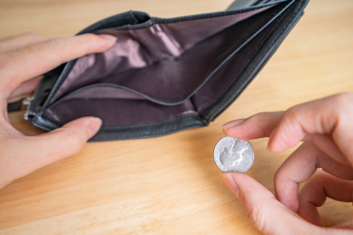 钱包空空如也没钱贫穷月光族概念