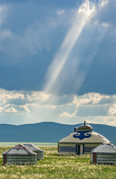 内蒙古大草原祥云下的蒙古包