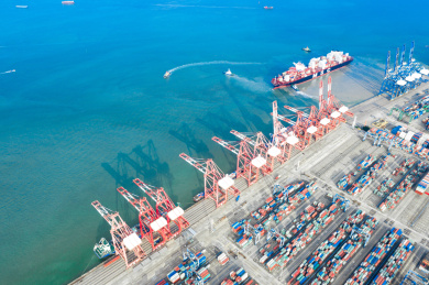 航拍南沙港集装箱码头风景