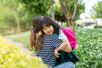 小女孩和妈妈拥抱 儿童