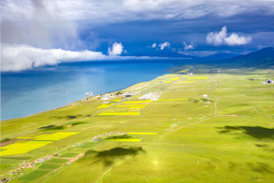 航拍中国青海省青海湖夏季风光