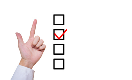 商务人士打对勾做选择概念