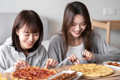 年轻的闺蜜在家里聚餐